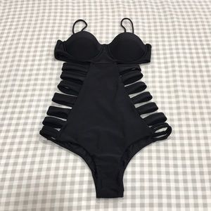 Issa De’ Mar One Piece